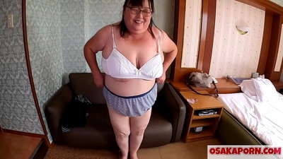 Tučná japonská mamička ukazuje svoje obrovské prsia a užíva si sexuálnu hračku. Päťdesiatjedenročná ázijská mamička hovorí o svojich sexuálnych skúsenostiach. Yukiko 1 OSAKAPORN tučné milf